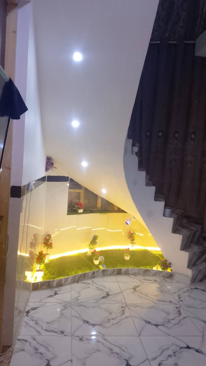 السلام عليكم عندي بيت البيع محموديه احي المرتضى قرب مدرسه سهل الخضر ماء مجاري كهرباء 100متر غرفه صاله ستقبال مطبخ وصحيات داخليه وخارجيه الستفسار ***********
