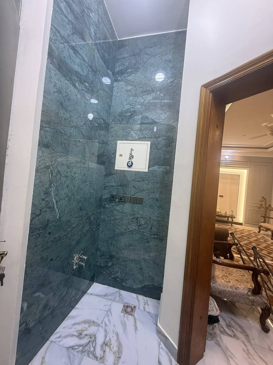 سلام عليكم
بيت للبيع مساحته 200م

طابقين الطابق الاول يتكون من غرفتين نوم غرفة يوجد فيها حمام داخلي + صالة + استقبال + صحيات داخلية + مناور عدد 2 + صحيات خارجية 
الطابق الثاني غرفتين نوم + صالة + صحيات + سطح الارضية حامضي 

بناء حديث الموقع حي العمال قرب  شارع الخدمي قرب السيطرة  

***********
‭0780 762 1716
