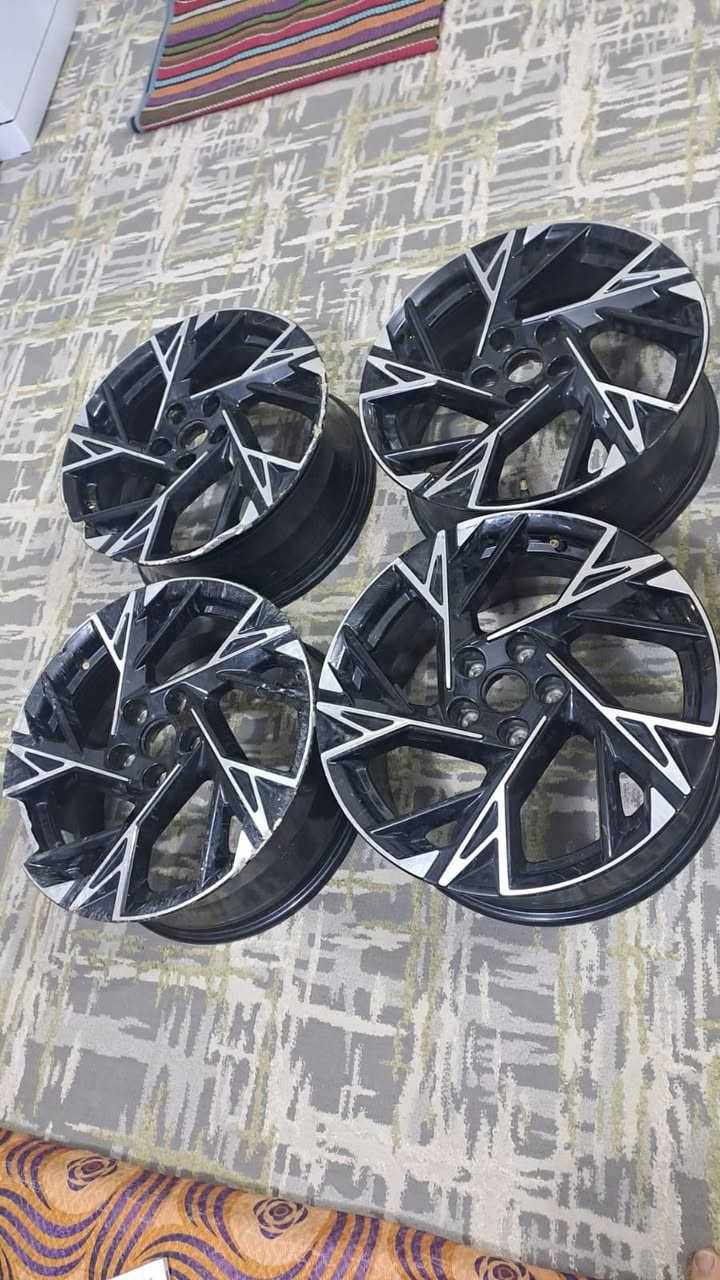 شباب عندي زوج لايتات كي فايف موديل 25اصلي امريكي لد اصفر وعندي غراض للبيع للاتصال على الرقم ***********
