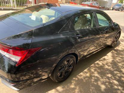 النترا 2022 هايبرد سوداء اللون
سيارة اقتصادية وحلوة ومرتبة مال بيت

المواصفات ( 4 بصمات تشغيل وفتح ابواب وفتح صندوق - توقف ذاتي امامي وخلفي - تشغيل عن بعد - مانع انزلاق - حساسات امامية وخلفية - تحكمات استيرن فول - تدفئة المقاعد الامامية - تبريد وتدفئة خير من الله - ٣ مستويات قيادة نورمال و سبورت و سمارت - بلوتوث - شاشة كبيرة - كار بلي - مخارج يو اس بي - ماشية 48,500 كيلو قابل للزيادة)

محرك 1600 gdi

الضرر ( الجاملغ الخلفي عكس السائق بأمريكا - جاملغ خلفي خلف السائق و باب بالعراق)

سعرها 140 وبيها مجال ان شاء الله
سيارة مرتبة وبالعافية على الي ياخذها 

مكان السيارة بغداد - العطيفية - المنصور

للتواصل فيس بوك + واتساب *********** بغداد, العراق
