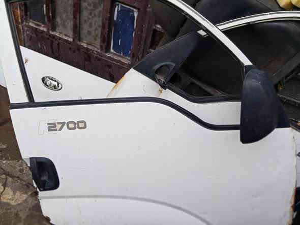 سلام عليكم بيبان 2  مقفلات كاملات هنة وجامهن وبطاينهن مال كية بنكو 3  2700  وبنيد وماصدات وصفاحية  مكان الشعب ***********
