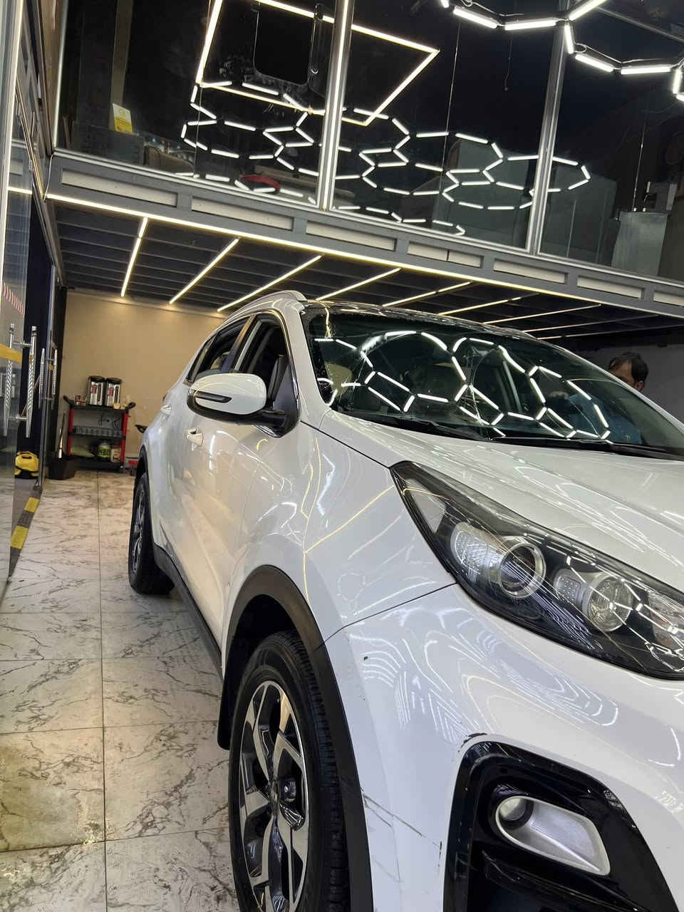 السلام عليكم
سبورتج 2019  ابيض خليجي 

رقم اربيل الدولي بأسمي سنوية وهزه جديدة تريد تحويل تريد وكالة  

ماشية 96

بيها قطعتين كلير فقط موضحة في الصور

كير ومحرك مكفول وصدر جديد  

مواصفاتها:- 

بانوراما 

ثلاثة انظمة قيادة Normal/Eco /sport

تحكم ستيرن 

شاشة صغيرة

كامرا خلفية  

وبقية المواصفات معروفة 

السعر 182 وبيها مجال 

مكاني بغداد الكرخ 

***********
