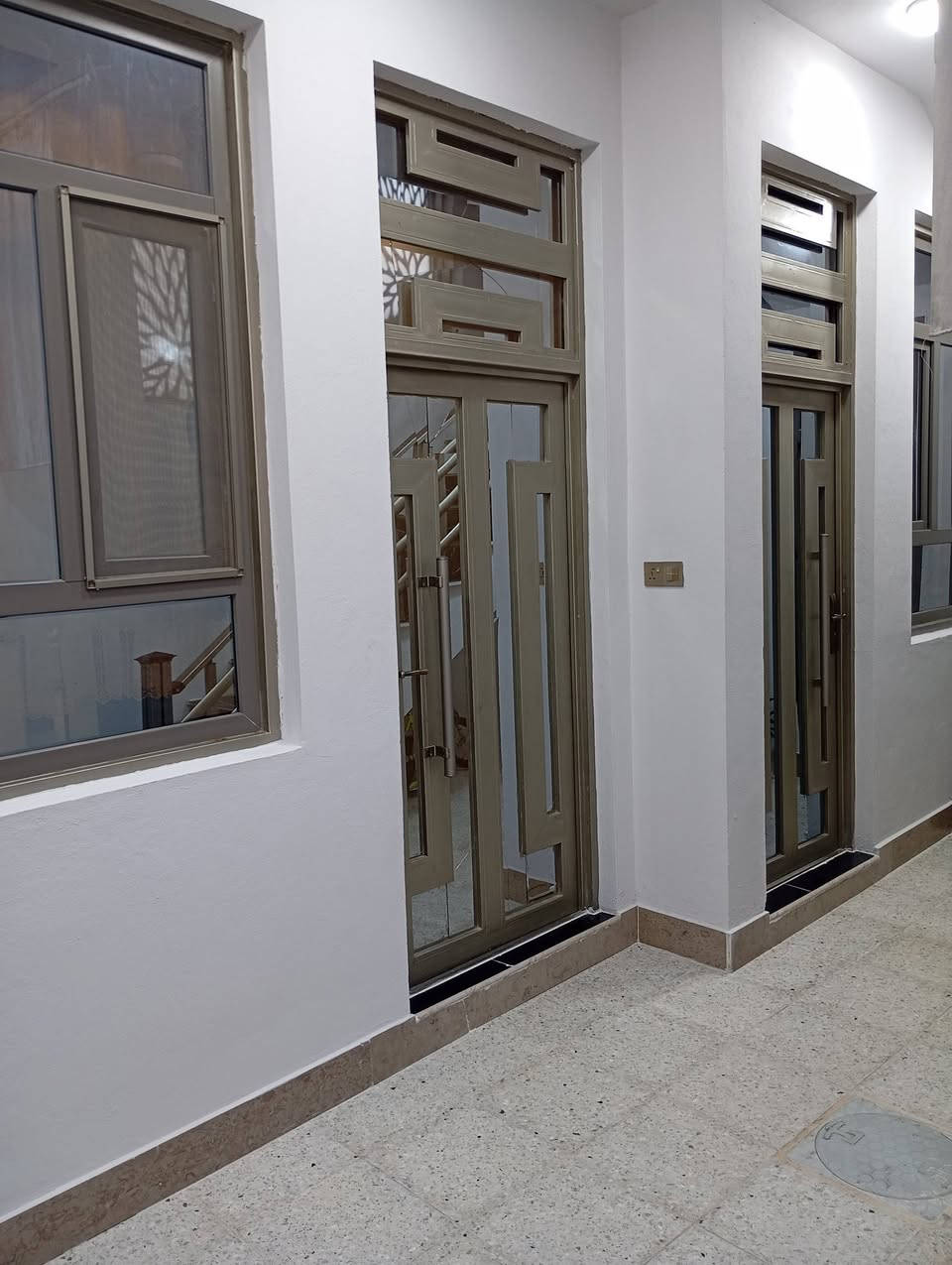 � دار للبيع في كربلاء المقدسة – منطقة البوبيات (مجمع الزهراء السكني) عمود 44

✨ المواصفات العامة:
دار بمساحة 100 متر، بناء حديث درجة أولى من حيث المواد والعمل.
يتكون من طابقين ونصف مع درج خارجي معزول للطابقين الثاني والثالث من نفس الكراج.
يقع في مجمع خدمات متكاملة (ماء – مجاري – كهرباء – تبليط شارع عرض 10 متر ـ خط مولد ذهبي)،
ويبعد حوالي 1.5 كم فقط عن الإمام الحسين عليه السلام، مما يجعله مناسباً للسكن أو للزوار.

🏡 تفاصيل الدار:
 • 3 غرف نوم واسعة.
 • 3 حمامات.
 • 2 مطبخ.
 • 2 صالة.
 • استقبال (ديوانية).
 • كراج واسع.
 • غرفة إضافية في الطابق الثالث.
جنس العقار:
طابو زراعي، سند 25، إقرار محكمة من صاحب الأرض مباشراً.

🎁 المميزات الإضافية:
الدار مفروشة بالكامل وتشمل:
 • أثاث ديوان تفصال عدد ٢.
 • كاونتر مطبخ حديث (HDF)
 الأثاث هدية مع الدار.
📞 للتواصل والاستفسار عن السعر:
📱 واتساب أو اتصال مباشر مع صاحب الدار على الرقم: ***********
