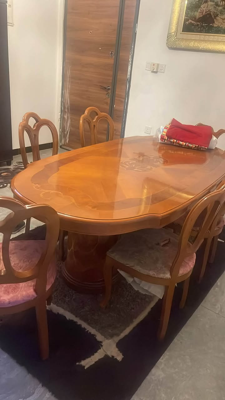 السلام عليكم
ميز طعام ضخم كلاسيكي إيطالي زان طول مترين وشويه مع 6 كراسي يحتاجلهن صيانه بسيطة مع بوفية عرض اكثر من مترين أريدهن بمليون وقابل للتفاوض
***********
