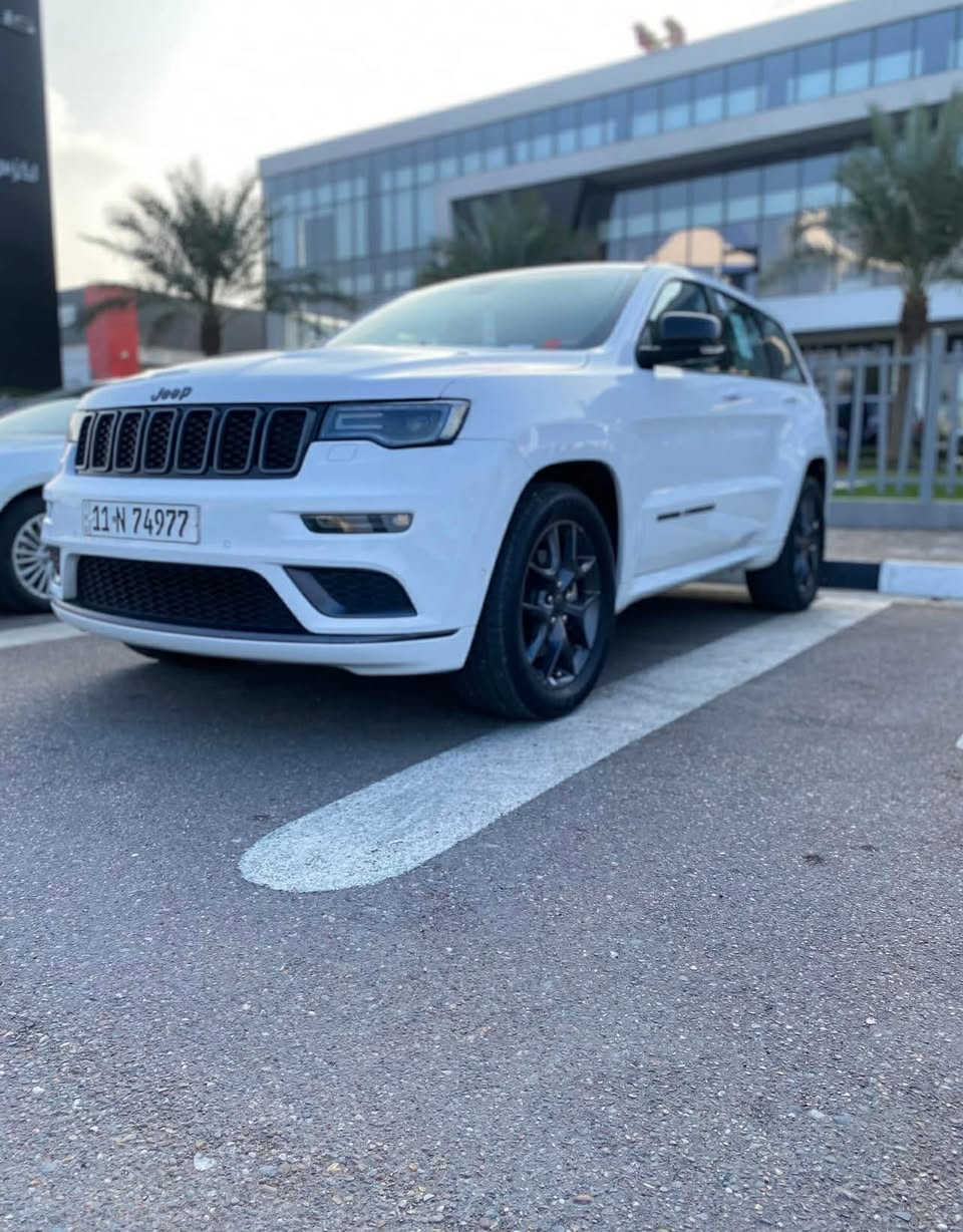 سلام عليكم 
جيب كراند شيروكي فه  ال  S
اعله موصفات بجيب
الموديل :2020  . (خليجي) . 

المحرك : V6.  3.6L .
العداد : الف53 km
 
وكاله هارلم السياره 
السياره مكفوله كفاله عامه من الصبغ و البارد و الشخوط
سياره داخل احمر 
رقم بغداد بسمي   من الزيرو على ايدي

سياره جديده بمعنى الكلمه 
* المواصفات : داخل احمر بلادي 
  . 
* تحذير الخروج عن المسار . 
* نقطة عمياء .
* دفع رباعي 4x4 . 
* فرش المقاعد من الجلد . 
* المقاعد الأمامية كهربائية .
* ذاكرة لحفظ وضعيات الجلوس . 
* المقاعد الأمامية مع تدفئة . + تبريد 
* صف المقاعد الخلفية مع تدفئة . 
* ويل قياس 20 انج اسود لماع .
* مقود السائق كهربائي . 
* تدفئة ستيرن . 
* سقف بانوراما .
* شاشه 8.4 انج .
* نظام الملاحة (GPS) . 
* نظام خاص للطرق الوعرة . 
* مصابيح امامية زنون . 
* المصابيح الأمامية مع LED لايت . 
* كشافات الضباب زنون . 
* تشغيل عن بعد .
* صندوق كهربائي .
*  حساسات أمامية . 
*  حساسات خلفية .
* كاميرا خلفية .
* بخاخ ماء لتنظيف المصابيح الامامية .
* مرايا بخاصية التعتيم الذاتي . 
* مرايا جانبية قابلة للطي كهربائيا . 
* بلوتوث تلفون . 
* محدد سرعة . 
* نظام تشغيل واطفاء اوتماتيكي للمحرك للتوفير من صرف الوقود .
* نظام بريك اوتماتيكي . ملاحضه حته سبيره ما نازل وغراض الشركه كلهن موجوده
 
مكاني بغداد
333$💵    و بيهه مجال بسيط
***********
