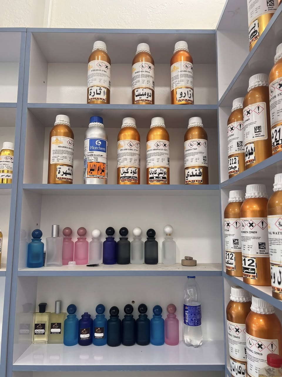 #للبيع  محل عطور للبيع جاهز. ايتمات  انكليزي وفرنسي وبخور  ومباخر كهربائيه وفحمً وشيش. 30مل. و50مل و 100مل. جاهز مع فاترينات تسكام  وميز  ميسان حي المعلمين القديم  شارع السوق ..*********** للاستفسار
