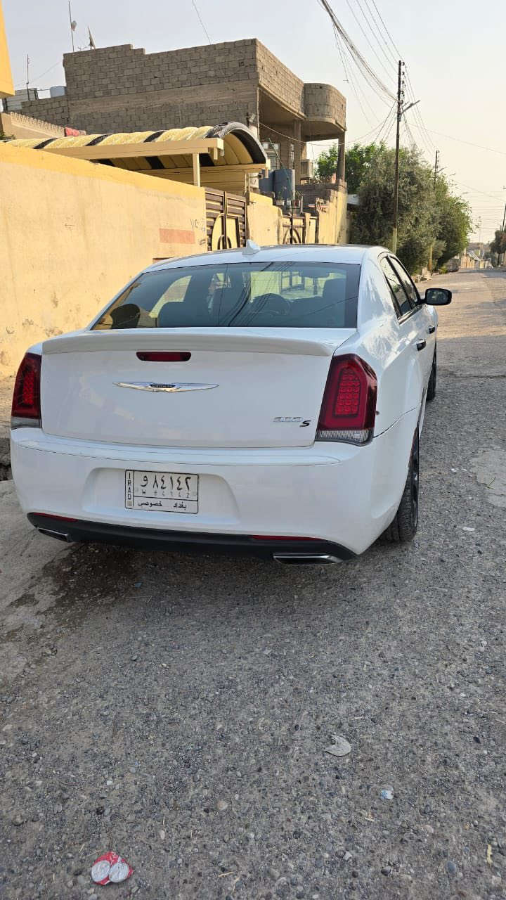 السلام عليكم 
اوباما 2020
رقم بغداد 
السياره فول
ماشيه 70 
ضررها جاملغ وباب 
بدون دواخل
وبيها على كد شبر بل جاملغ الخلفي 
رقم الهاتف ***********
