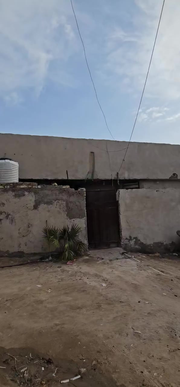 سلام عليكم دار مساحه ١٠٠م يحتوي على غرفتين نوم العنوان طريق البوبيات خلف اسواق برتقاله  سعره جدا جدا مناسب ب٣٨ مع المجال  / جنس الارض طابو زراعي سند ٢٥ 
***********  سيد محمد
