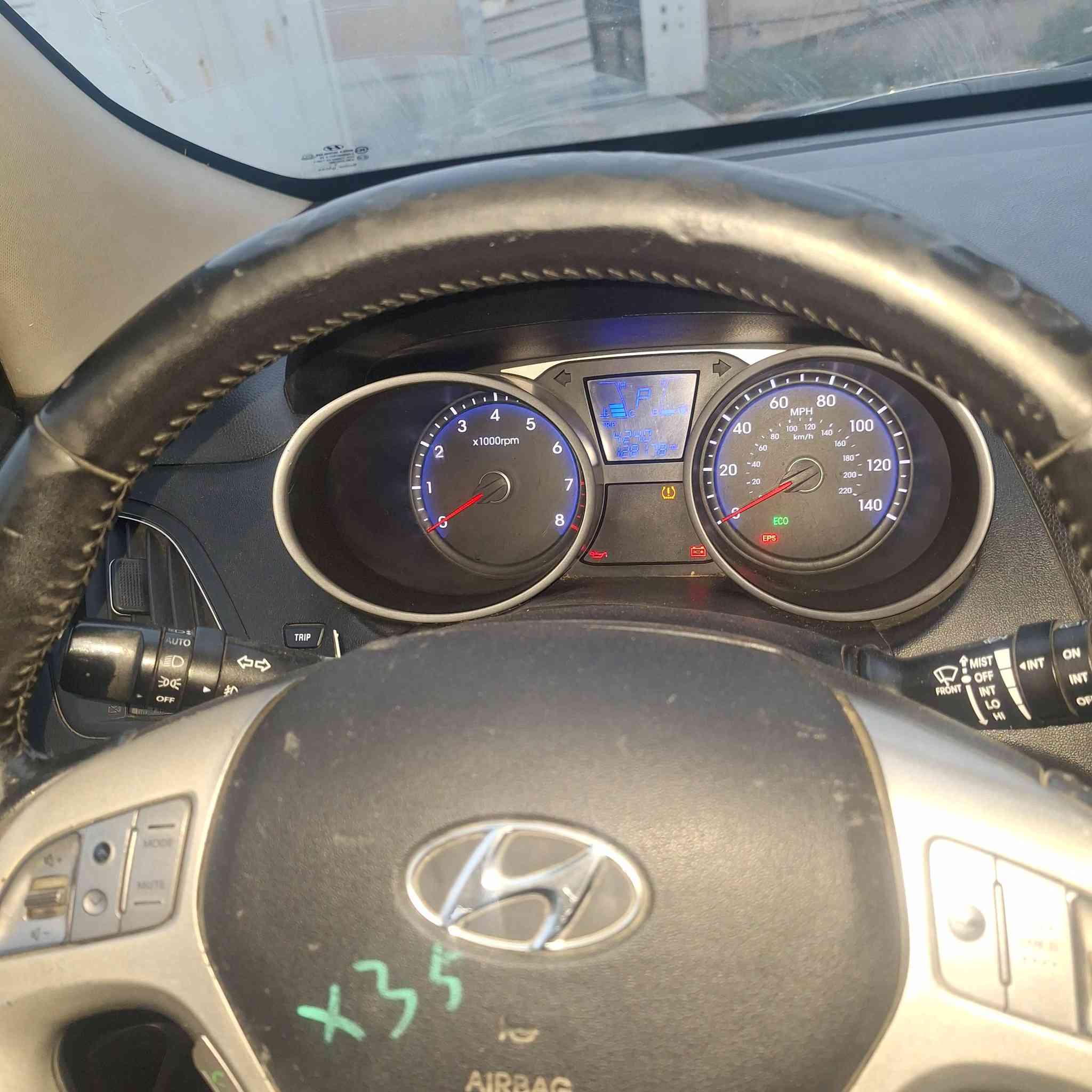 توسان ٢٠١٣ مكينة ٢٤٠٠ دوش أمريكي ضررها بسيط بجاملغ الخلفي بيها جراد  ليبل واحد رقم بغداد باسمي نظيفة داخلها جديد ماشية ١٢٨ مكانها بغداد الشعب سعرها ١١٥ وبيها مجال للشراي ما اتعامل بلتلفون تعال شوفها وتدلل رقم صاحبها *********** اني مكلف بلنشر
