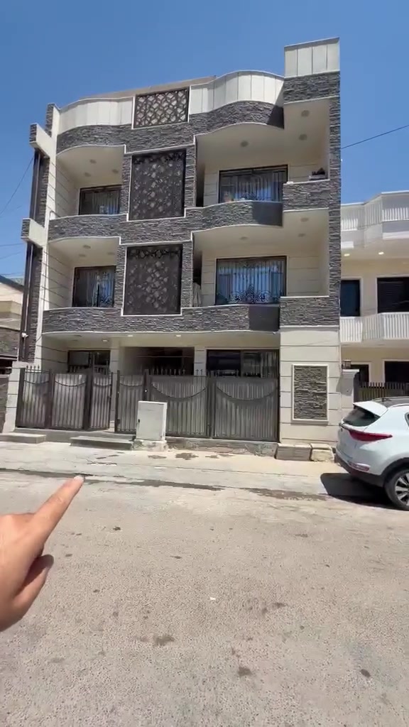 # 🏢 بناية للبيع في اليرموك (محلة 614)
📍 **الموقع:** بغداد - اليرموك، قرب الخط الخدمي للمطار.
📐 **المساحة:** 225 م² (الواجهة 10م | النزال 22.5م).
🏗️ **النظام:** بناية حديثة تتكون من 3 شقق طابقية.
✨ **تفاصيل الشقة الأرضية:**
 * 4 غرف نوم (2 ماستر + 2 عادية).
 * صالة استقبال + هول داخلي.
 * مطبخ (حار وبارد) + مجمع صحيات.
💵 **السعر:** 5,000$ للمتر (قابل للتفاوض البسيط).
💡 **عندك عقار تريد تبيعه أو تأجره؟** تواصل ويانه وإحنا نتكفل بالباقي!
📞 **للتفاصيل والاستفسار وتحديد موعد للمعاينة:**
 * ***********
 * ***********
 * ***********
