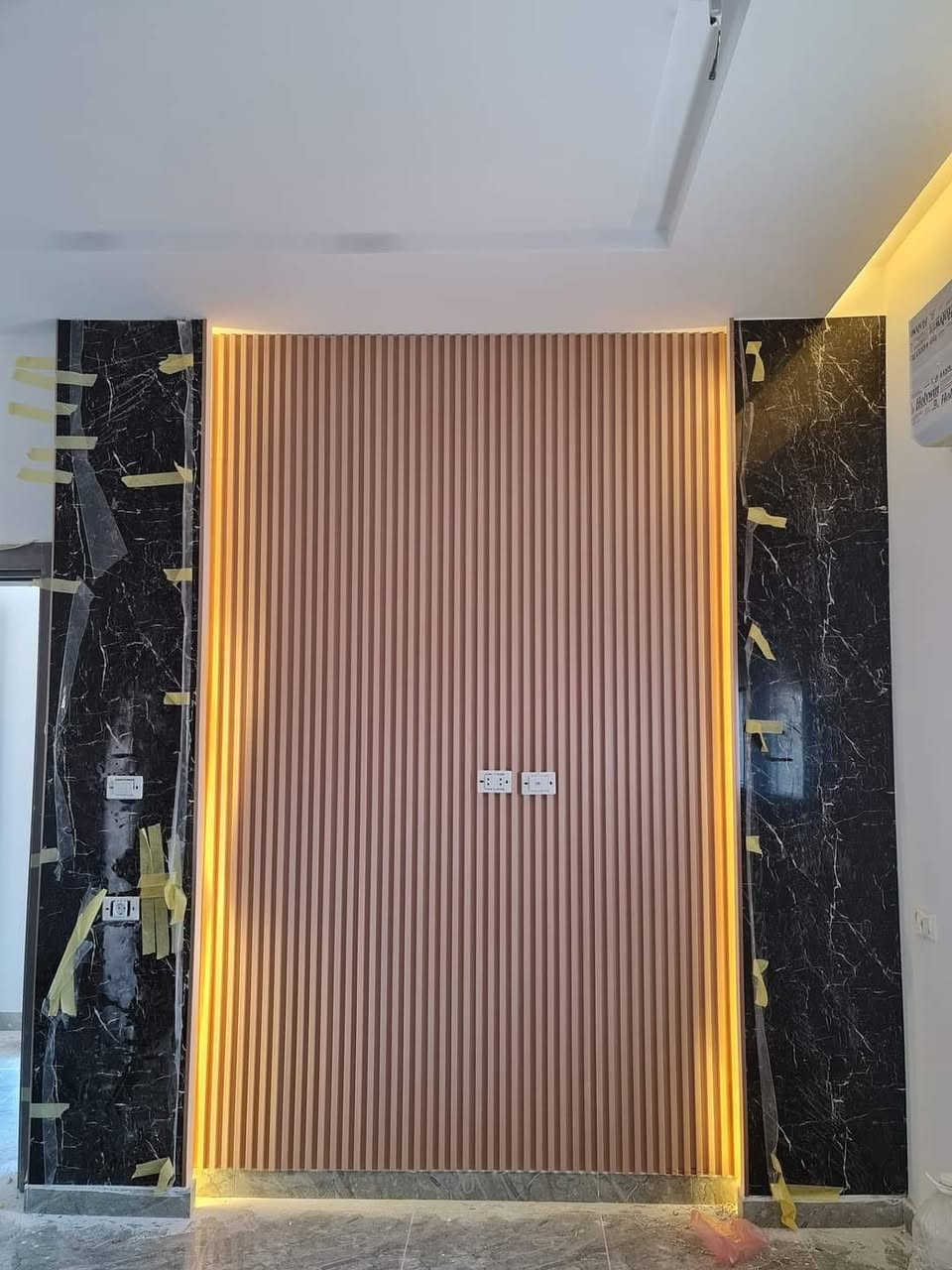 نقدم لكم خدماتنا المتكاملة في عالم الديكور (الداخلي والخارجي):

✨ أولاً: الواجهات الخارجية (هيبة البيت من بره)
تغليف واجهات (فوم،تصاميم سمنتيه ، تطعيم سيراميم . تطعيم حجر  ).

إنارة خارجية مخفية تبرز جمال التصميم بالليل.

✨ ثانياً: الديكورات الداخلية (راحة وجمالية)
أحدث تصاميم الجبسم بورد (أسقف ثانوية، مغربي، دكتات ).

تغليف جدران ( بديل الشيبورد .بديل الخشب، بديل الرخام، ورق جدران 3D).

أصباغ إيطالية وعادية (جوتن) بكل أنواعها.

✨ ثالثاً: الأرضيات والخدمات التكميلية
تركيب باركيه (خشب) + شلالات بضمان عالي.

كادر مختص: خلفات وفنيين عراقيين بخبرة طويلة.

أنسب الأسعار: نشتغل حسب ميزانيتك  
ضمان حقيقي: شغلنا مضمون ونبقى وياك خطوة بخطوة.
📍 العنوان: [ البصرة ]
📞 للحجز والاستفسار: [***********]
📱 واتساب: [***********]
