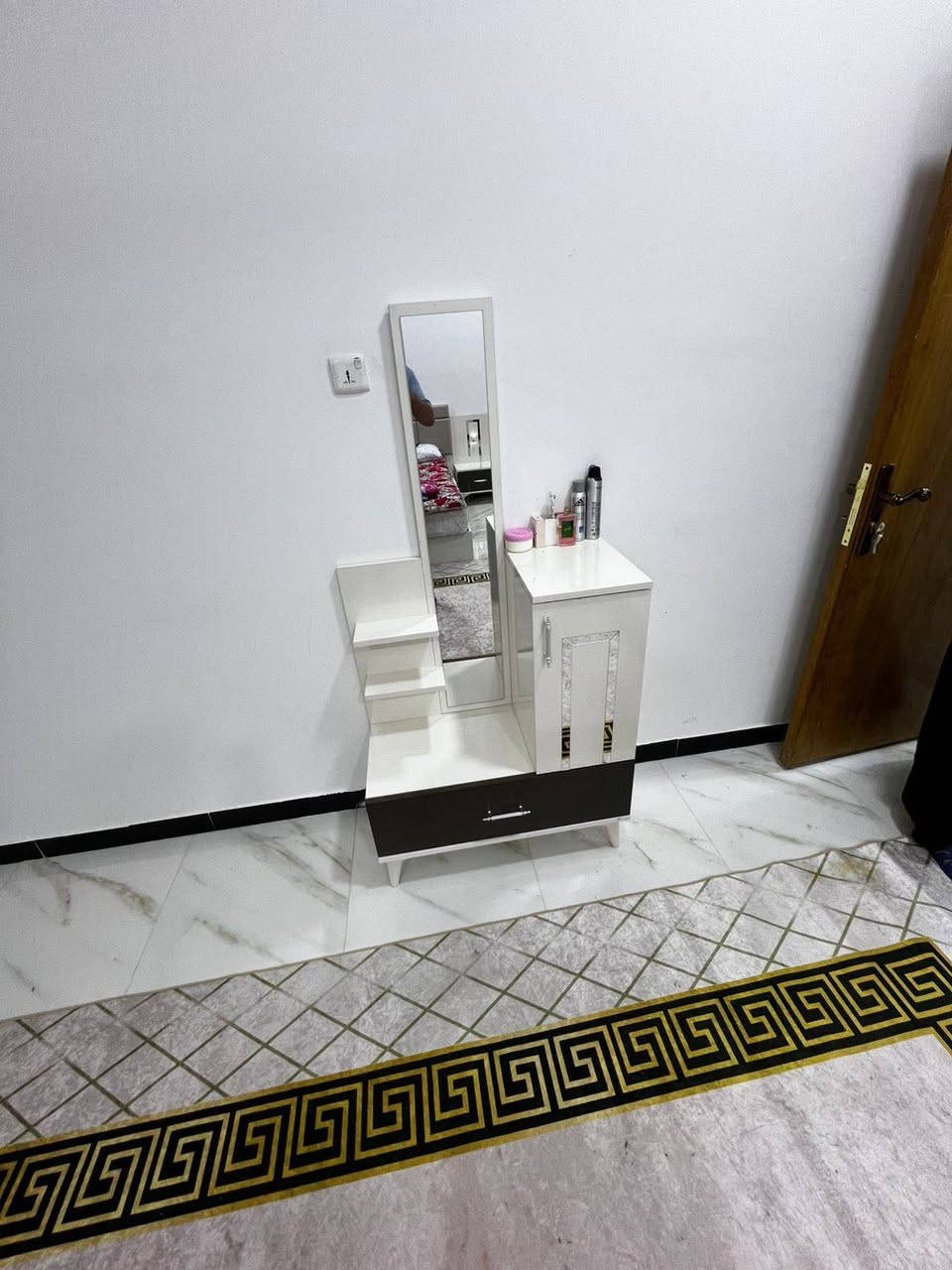 مشتمل طابق أول للأيجار في نضران مؤثث يحتوي على 

2 غرف منام صاله مطبخ صحيات 

للأستفسار أكثر يرجى الأتصال على الأرقام التاليه 
***********
*********** واتساب
