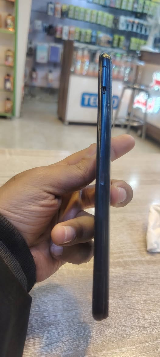 من رخصت صاحب البيج
Vivo y20
ذاكرة 32
مخرج شحن Type C
فقط كسر بكزازة الكاميرا بس شغاله ومابي اي شي

سعر 60الف
***********

