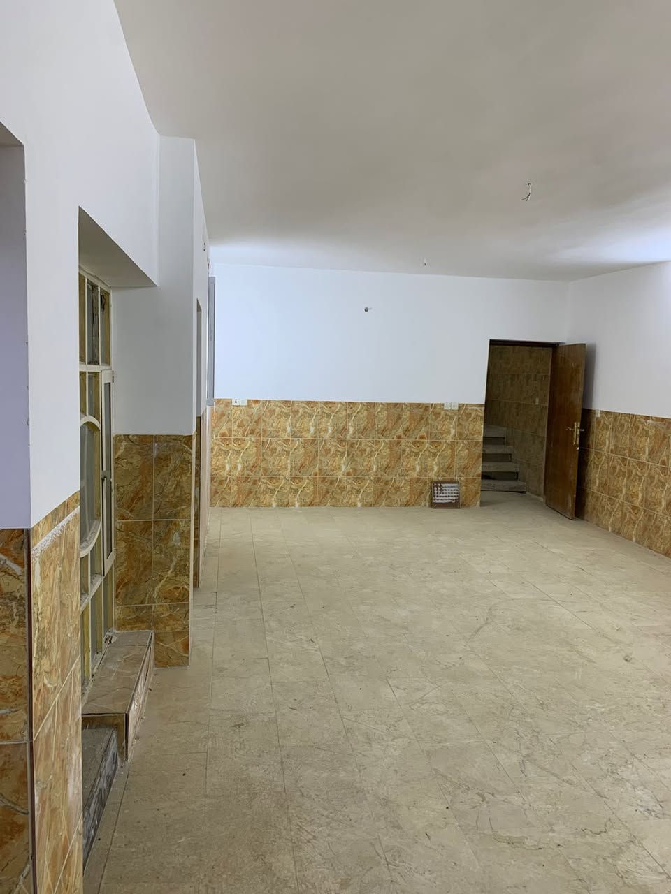 السلام عليكم
يستمر مكتب مسكنك للعقار بتقديم
افضل العروض المناسبة إلى الزبائن الكرام
🔹بيت كلاسك للبيع مساحته 255 متر
🔸الواجهة 8.5 متر  🔸النزال 30 متر
🔹يحتوي البيت على (صاله -ومطبخ -4غرف نوم وخدمات)
🔸موقع البيت / البنوك خلف شارع الكنيسة زقاق 8
🔹للاستفسار أكثر مراجعةمكتب مسكنك للعقار 
الواقع /البنوك شارع المطاعم مقابل بن رضا علوان
أو الاتصال على الرقم ☎️ ***********
