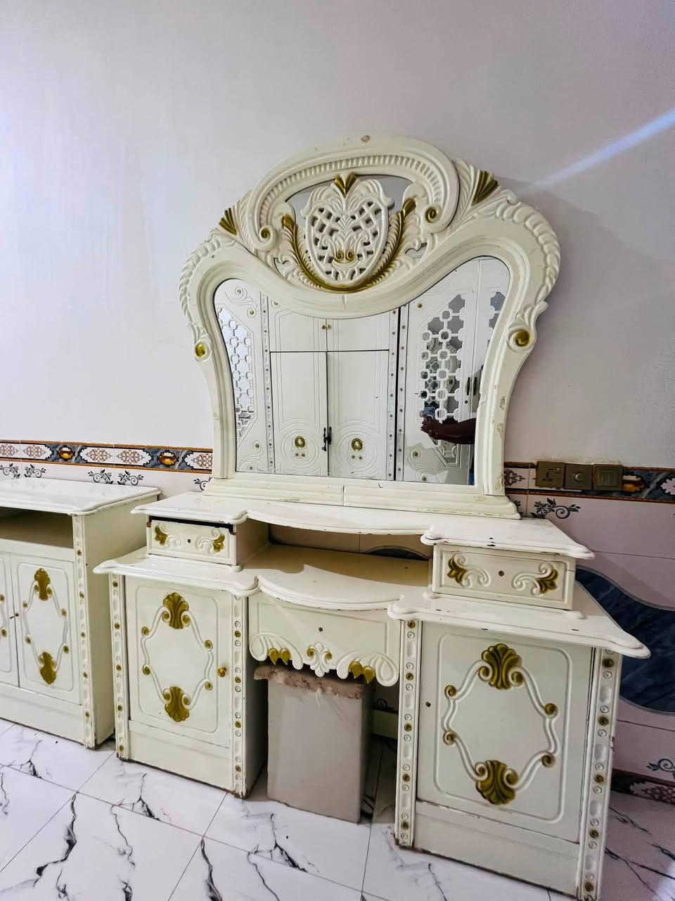السلام عليكم غرفه اخشاب عراقيه100 ب100  مستعمله كنتور ست ابواب مع جربايه وزاويه مع تاج الجربايه مستعمله شي قليل 
السعر 900 الف عراقي وبيهه مجال. بصيط للشراي مكان واسط الكوت حي الحكيم الثانيه الرقم *********** واتساب بيهه ملاحضات بصيطه خدوش شي بصيط
