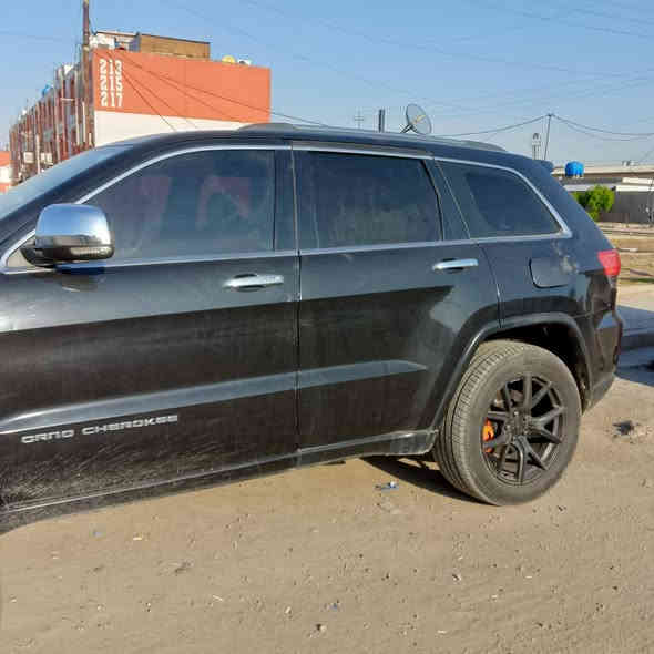 جيب سومنت  موديل ٢٠١٤
 تخم تاير جديد جواها و رقمه اربيل مواصفاتها كالاتي :

🔸كشنات جلد اصلي بيجي .
🔸 جكات.
🔸دبل كزوز.
🔸لايتات زنون.
🔸٣ تحكم ستيرن.
🔸دركة الستيرن جلد خياط.
🔸شفتات سرعة.
🔸كير طيارة ٨ نمر .
🔸خمسة ويل كب وحجمه ١٨ الاصلي مالتها.
🔸ماوس باربع اوضاع متعدد الانظمة (ثلجي و طيني و صخري و رملي).                                                                 
🔸فتحة بانوراما.
🔸شاشة جبيرة اصلية بالوسط.  
🔸حساسات امامي وخلفي.
🔸كاميرا دوارة خلفية.
🔸كرسيين كهرباء بثلاث اوضاع مع تدليك.
🔸يدات الابواب كروم.
🔸مري شفط نيكل السيارة الاصلي.
🔸مري قلابة عند الرجوع الى الخلف.
🔸
🔸كراسي تدفئة و تبريد.
🔸داخل صاج الابواب والدشبول.
🔸ميموري خزن للكراسي الامامية.
🔸نظام ايكو و نظام انزلاق دكم.
🔸الصندوق الخلفي كهربائي.
🔸بردة خلفية.
🔸بصمتين السيارة.
🔸فور ويل.
🔸دمام خلفي.
🔸مراية عاكسة للضوء الجانبي و الوسطي.
🔸هوك امامي و خلفي.
🔸محرك 8 سلندر هيمي
🔸ستيرن كهرباء.
🔸

و طبعا بيها هواية مواصفات و معروفة مواصفات جيب لمتد لدى الكل و اي استفسار اني حاضر على
*********** بغداد البلديات
