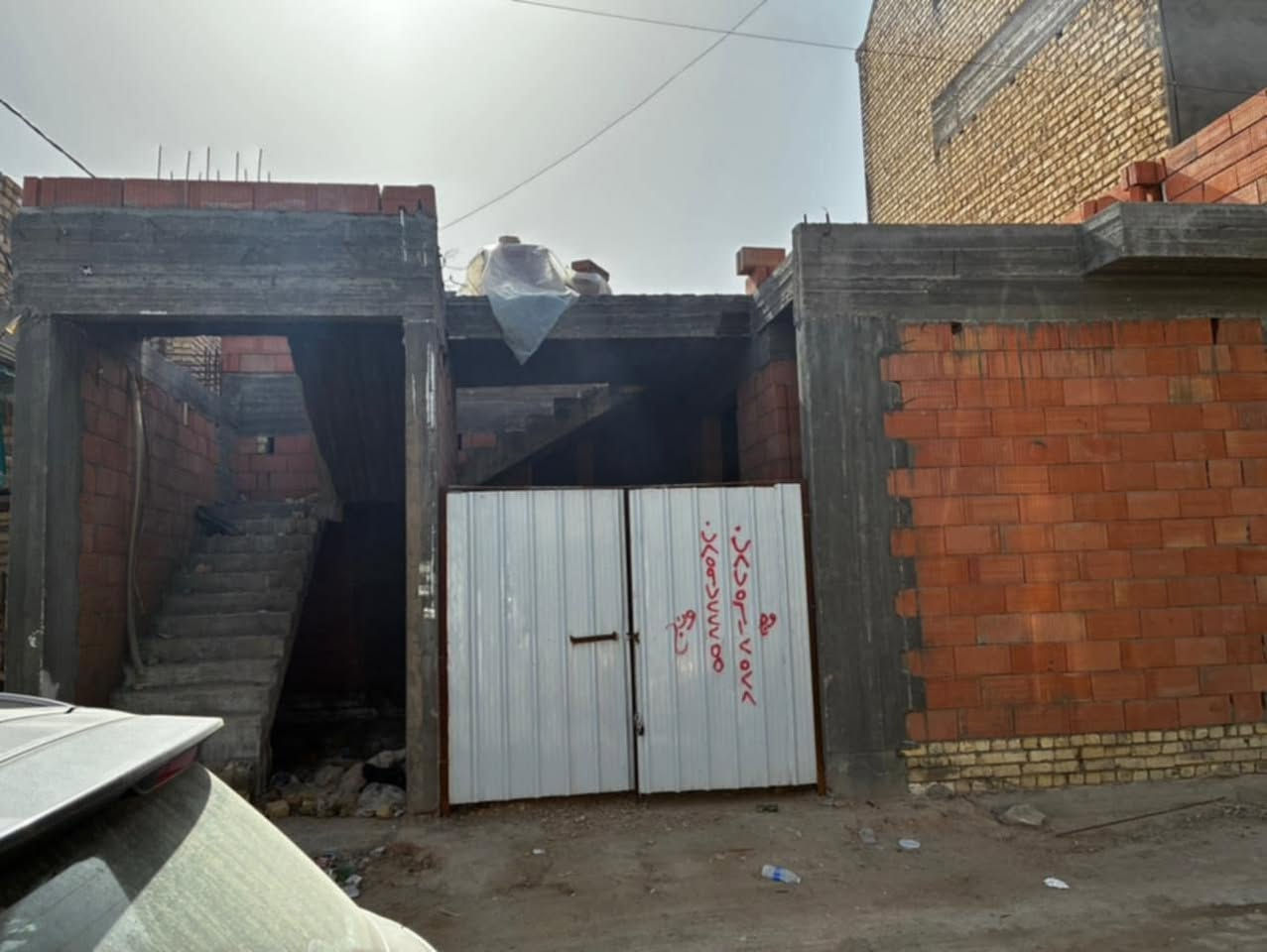 ألسلام عليكم  / فرصه إستثماريه 
للبيع هيكل في منطقة بساتين أل محمد علي ألمساحه 110 متر مربع / ثالث قطعه عن ألكورنيش ألجديد لا يبعد عن منتزه الورده سوى خمس دقائق مشي ,,
ألأساس قلع وإستبدال ألتربه بعمق 150 سنتيمتر وإنشاء رفت بأرتفاع 50 سم وأعمده كونكريتيه ,,,
 ألخارطه حسب ألتصميم ألمرفق بألصوره  / 3 ثلاث طوابق كل طابق شقه مستقله بمساحة 100 مائة متر مربع ,,
ألمنطقه مثلما  هو معروف تشهد حركه عمرانيه وتجاريه واسعه ,, ألسعر 115 مليون دينار ,,,,
للجادين ألتواصل على أرقام مكتب الركن ألذهبي : 
***********   ---  ***********
