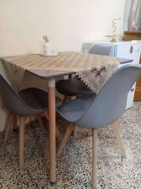 ميز طعام استخدام اقل من اسبوع نظافه ١٠٠% مع اربع كراسي ١٠٠ الف رقم اله...