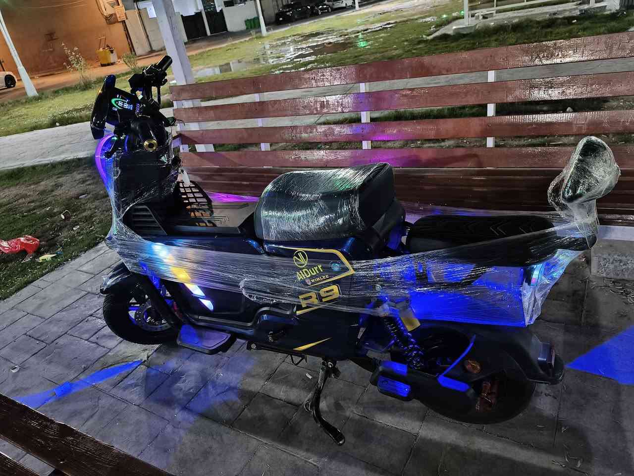 ار 9 موديل 2026 دراجه نضيفه حيل وكيل لونه مميز 5 بطاريات 23 امبير ملف 2000 الدراجه بعده جديده بطاريات جدد الدراجه (ماشيه فقط 2000 بعده جديده) اشايره انايره كهربائياته كله شغاله ودراجه رزنه وسريعه تجي وتشيكه سعره 450 نهايته تواصل ***********
