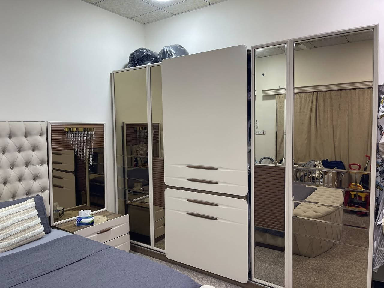 غرفة منام حديثة ٩ قطعه 
نظيفه جداً 
1,500,000 
البصره***********
