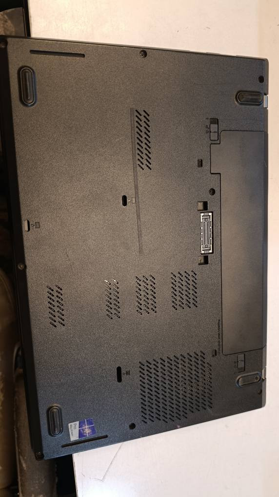 💻 للبيع: لابتوب لينوفو (Lenovo) - أداء سريع ومثالي للعمل والدراسة
​إذا كنت تبحث عن جهاز يجمع بين السرعة والسعر المناسب، هذا اللابتوب جاهز للاستخدام الفوري ومعزز ببرامج التصميم والأوفيس.
​✅ المواصفات التقنية:
​المعالج: Intel Core i5 (الجيل السادس) - أداء مستقر وسلس.
​الذاكرة (RAM): 8 جيجا (تضمن لك سرعة في فتح النوافذ المتعددة).
​التخزين: 256GB SSD (أسرع بـ 10 أضعاف من الهارد العادي في الإقلاع والتشغيل).
​البطارية: تدوم لمدة ساعتين متواصلة أثناء العمل الفعلي.
​المنافذ: يحتوي على منفذ HDMI للعرض على الشاشات، و4 منافذ USB.
​التحكم: يتميز بوجود دبل ماوس ودبل كلك لراحة أكبر في التحكم.
​✨ البرامج المثبتة (جاهز للعمل):
​حزمة Microsoft Office (وورد، إكسل، بوربوينت) كاملة.
​برنامج Adobe Photoshop للتصميم.
​جميع برامج التواصل الاجتماعي الأساسية.
​🎁 الملحقات:
​حقيبة لابتوب متينة.
​الشاحن الأصلي للجهاز.
​💰 السعر:
​250 ألف دينار عراقي (قابل للتفاوض البسيط للجادين).
​📞 للتواصل والاستفسار:
​يمكنكم الاتصال أو المراسلة عبر الواتساب على الرقم:
*********** بغداد, العراق
