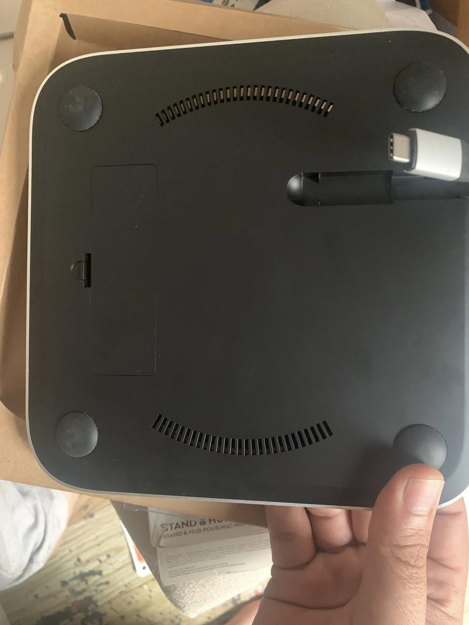 هذا الجهاز للي يخدمه ينطينه بي سعر قاعدة + موزع منافذ + مكان لتركيب SSD داخلي (NVMe)

يعني 3 وظائف بجهاز واحد
🧱 1. ستاند (قاعدة)
 • تحط فوقه جهازك مثل Mac Mini
 • يرفعه عن الأرض حتى:
 • يبرد أحسن ❄️
🔌 2. Hub (زيادة منافذ)
مثل ما شفنا:
 • USB (3 منافذ)
 • USB-C
 • مدخل SD / microSD
 • سماعة 🎧
🔸 مفيد إذا جهازك منافذه قليل
💾 3. مكان SSD داخلي (الميزة المهمة)

من الأسفل (الغطاء اللي بالصورة):
 • تفتح الغطاء
 • تركّب SSD نوع NVMe
 • يصير عندك مساحة تخزين إضافية سريعة جدًا

💡 يعني بدل هارد خارجي، يكون مخفي داخل القاعد


**إذا كنت صاحب هذا الإعلان وتريد حذفه لأي سبب، رجاءا أرسل رسالة إلى الدعم الفني**