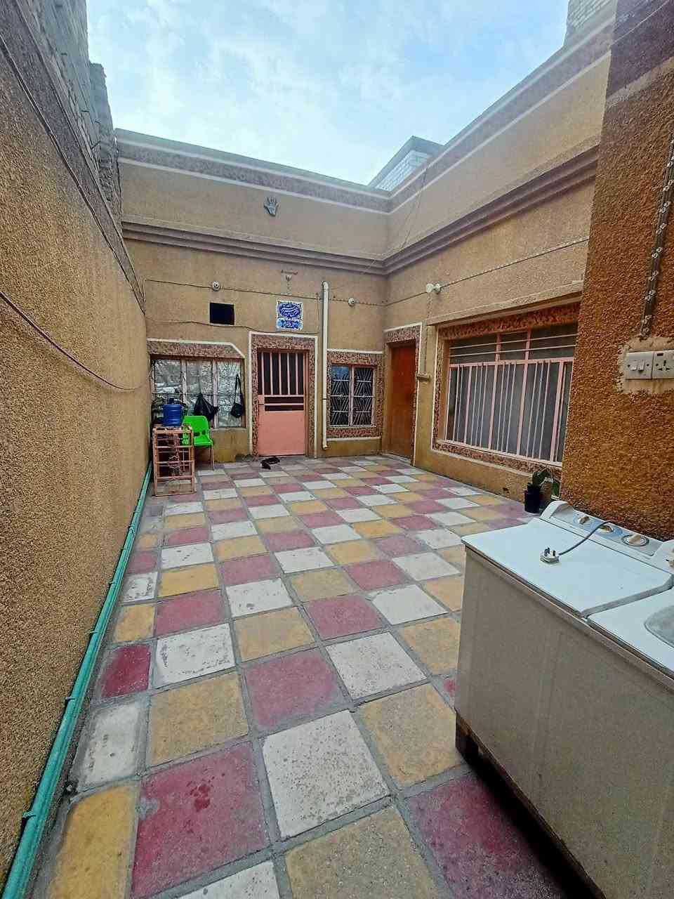 دار تجاري للبيع الجديده الثالثة سوق حنون مساحته 190 متر طابو صرف بيه 4محلات مسكونات للتواصل واتساب أو اتصال ***********
