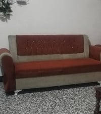 عندي تخم ١٠ مقاعد للبيع مستعجل على بيعه للاتصال ٠٧٨٢١٣٦٨١٨١