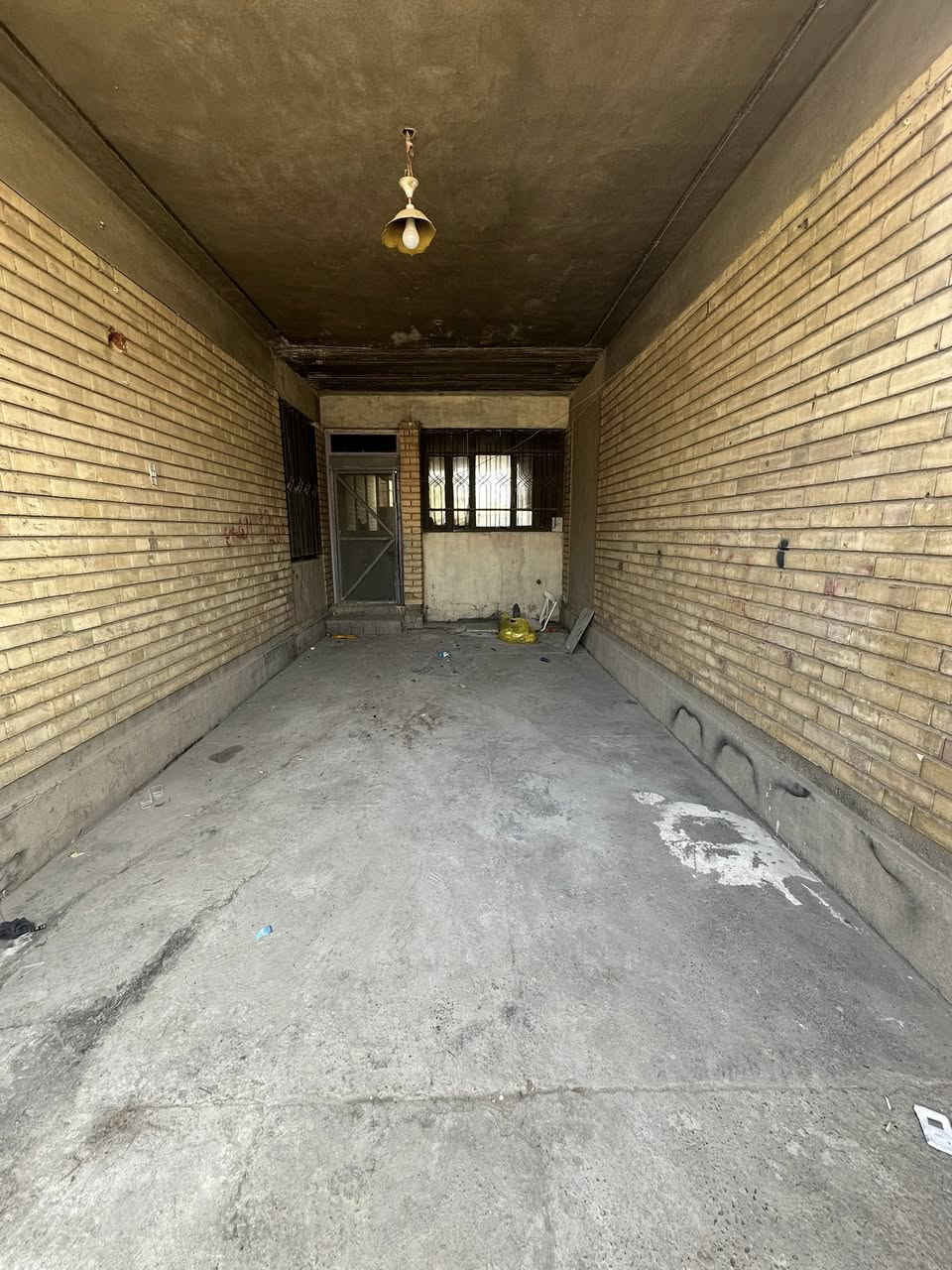 سلام عليكم
يوجد بيت ركن للأيجار طابق أرضي ملك صرف نظيف مساحته 250 متر  التفاصيل :
يحتوي على ثلاث غرف (نوم عدد2 + استقبال) + تواليت للخطار + حمام وتواليت + مطبخ + كراج للسياره 
ايجاره 450 الف 
العنوان الشرطه الخامسه شارع المدارس 
*********** متوفر واتساب
