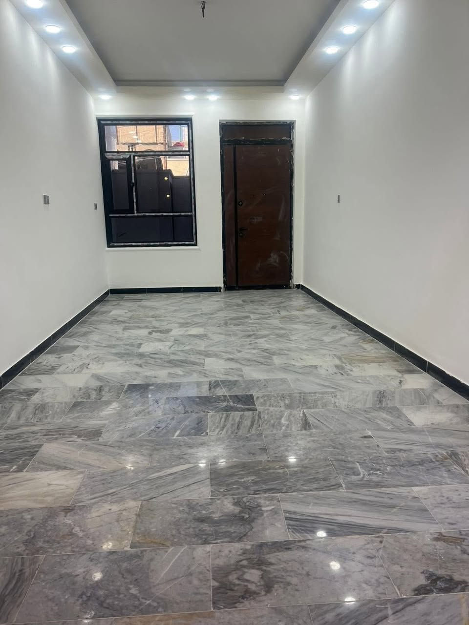 دار للبيع في الشعب مقابل جامعة الامام الكاضم 
مساحة 103م.  واجهة 5م مدخلين فول 
يحتوي على استقبال وحولي ومطبخ معزول 
وخدمات وغرفة نوم
والطابق الثاني ثلاث غرف نوم وخدمات 
مع بيتونة وسطح عدد 2 

السعر.  300. وقابل للتفاوض

للاستفسار:   ***********
مكتب الحضارة للوساطة العقارية
