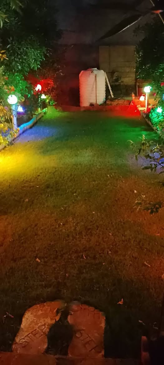 سلام عليكم بيت للبيع مساحه كلي 340 متر بيه غرفتين نوم خمسه في خمسه فوك صاله خطار سبع في اربع مطبخ خمسه في خمسه حولي سبع في خمسه فوك بيتونه تصلح غرفه بيتونه مساحه بيتونه سبع في خمسه حمام 3في 3 داخل بيت كله جديد مرتبه حديقه مساحته 145نزال 20 خارج بيت كله ملبوخ بس ماعده واجهيه وطرمه مطبكه وبس حمام توليت خارجي موجوده عرض شارع 10سعر بيع وبيه مجال شراي 200 طابو سند 25يسجل أسمك ثاني يوم موقع بيت كميره قرب مركز شرطة الفحامه نزله مقابل مركز بيت فرعي موقعه *********** رقم صاحب بيت
