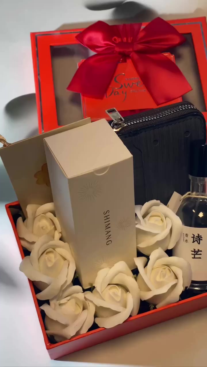 ✨ بوكس رجالي أنيق وفخم ✨🖤
للي يحب الذوق الراقي والتفاصيل المرتبة 👌

🔥 عطر رجالي برائحة ثابتة وجذابة يخلي حضوره ما ينوصف
👝 محفظة نقود رجالي عملية وأنيقة تكمل الإطلالة بكل فخامة

🎁 هدية مثالية لعيد الحب، عيد ميلاد أو أي مناسبة مميزة
دلليه بهدية تعبر عن اهتمامك وتخلي كل ما يستخدمها يتذكرك ❤️
💼✨ لأن الرجل الأنيق يستاهل 
بوكس يليق بيه ✨


**إذا كنت صاحب هذا الإعلان وتريد حذفه لأي سبب، رجاءا أرسل رسالة إلى الدعم الفني**