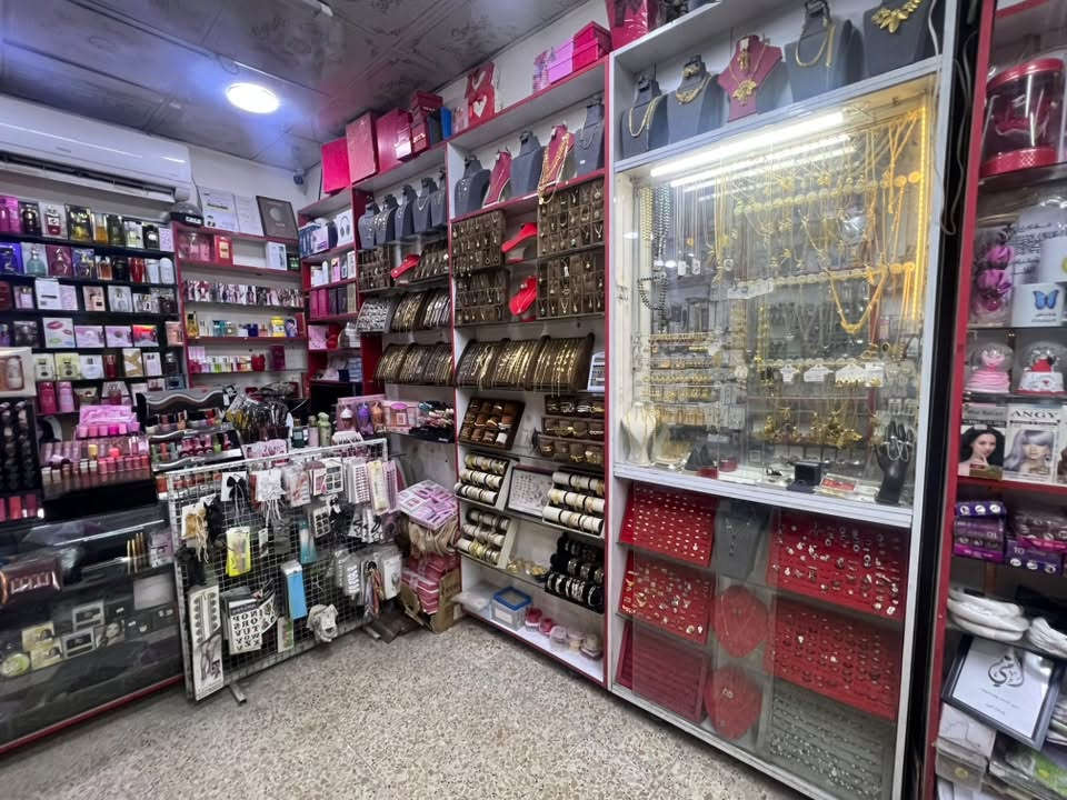 محل كوزمتك واكسسوارات برازيلي
كامل للبيع مع كافة الغراض 
يحتوي المحل على سبلت 2 طن 
مع ديكور 
ميوزة عدد 2 
فاترينات عدد 11 
ايجار المحل 250 بالشهر 
الموقع حي القادسيه شارع السوك التجاري
البيع لعدم التفرغ
للتواصل ***********
