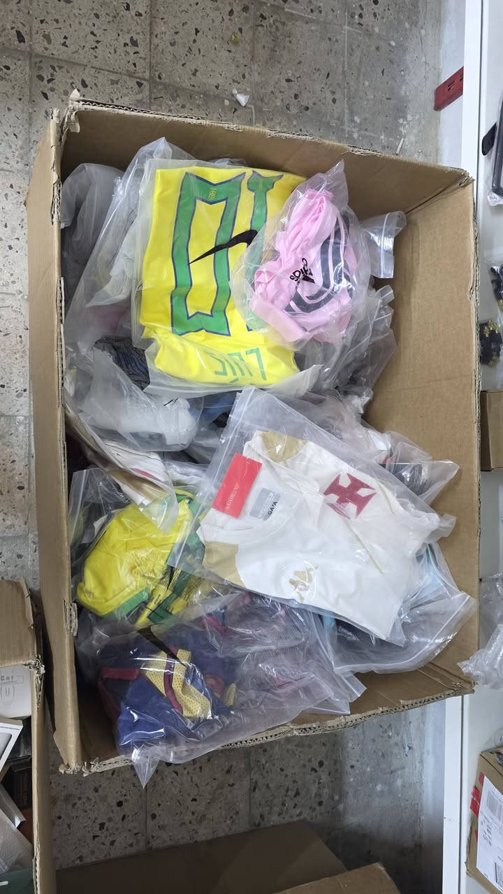 سلام عليكم
عدي شلعه دريسات مال امزون كل الندية وكلهن ماركات 
سعر القطعه 4 الاف عدد تقريب 100 او اقل
عنوان العطيفيه رقم *********** يوجد توصيل
