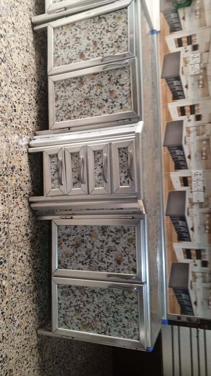 سلام عليكم عندي كاونتر 4قطع نضافه80/100السعر 300عنوان بغداد وعندي توصيل ***********
