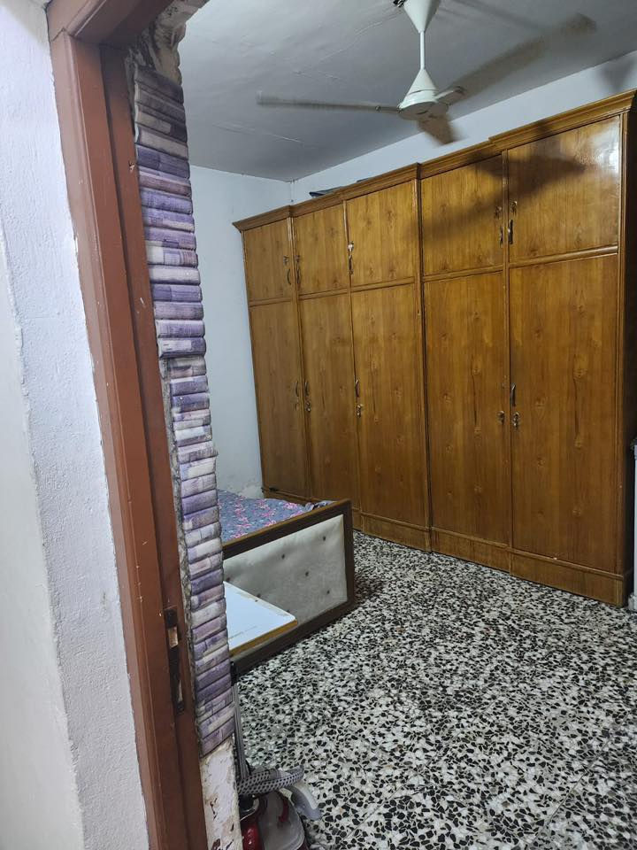 بيت 72 متر عكاده للبيع كلشي بي نظيف ومرمم حديث
جوه مطبخ واستقبال وغرفه وخدمات وفوك غرفتين وحده جبيره سويت والثانيه اصغر منها 
قطاع 7 صاير بداية الفرع على شارع الفلاح  للتواصل 
 ***********
