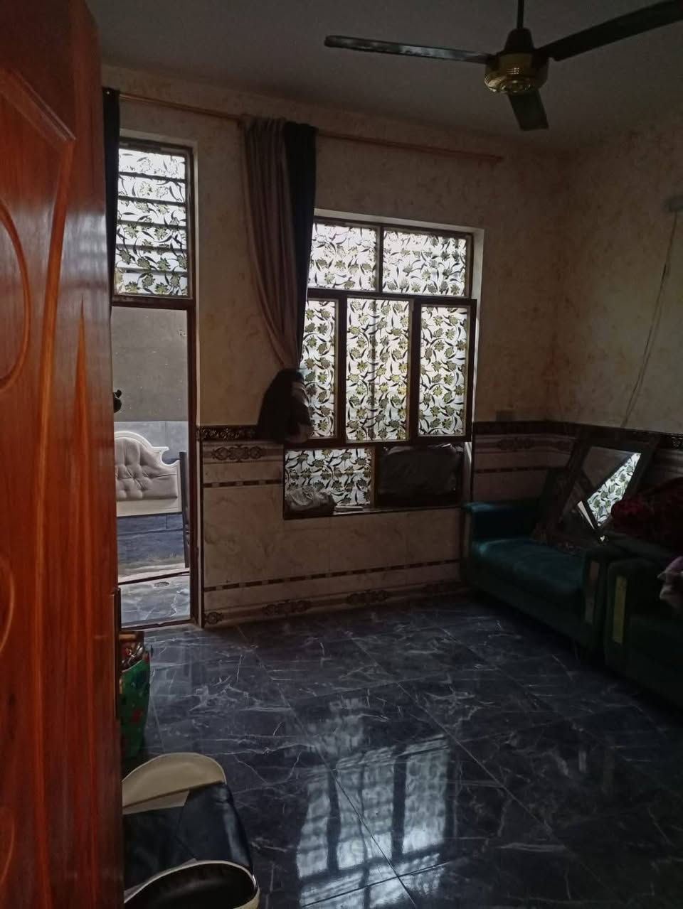 دار للبيع ١٤٠ متر
طابق واحد غرفتين وستقبال ومطبخ وصحيات وبيتونه
مكانه سريدات قديمه نهايه مربع الثالث قريب علشارع
خدمات كامله مي كهرباء
بس بعده مامبلط الشارع
سعر خابر وبيك خير وتدلل
***********
