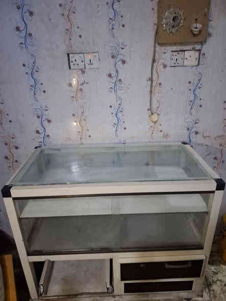 سلام عليكم عندي ميز موبايلات ارتفاع 2متر ونص مستعمل اخو الجديد عنواني كربلاء طويريج ***********اتصل 
واتساب موجود
