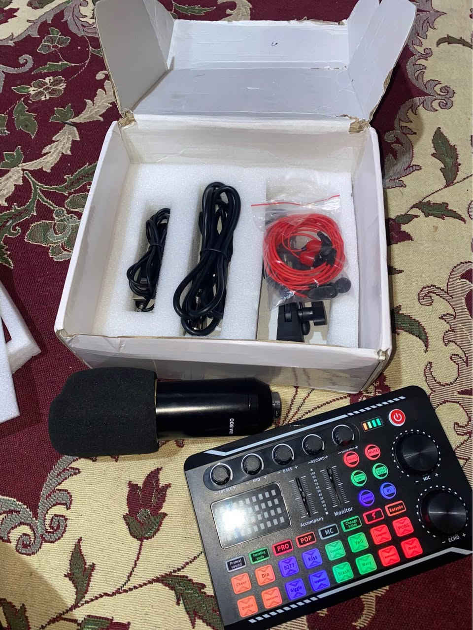 كارت صوت احترافي للبث المباشر والتسجيل 
نشره ضوئية امكانية ربط 3 موبايلات 
للبث في نفس الوقت
وايضاً يربط على لابتوب للتسجيل  

ملحقات : 
كارت صوت 
مايك 
ستاند مكتبي 
هيتفون 
كيبلات 
اواكس 

السعر 50 وبي مجال 
العنوان بغداد الشعلة 
للتواصل عبر واتساب : 
*********** بغداد, العراق
