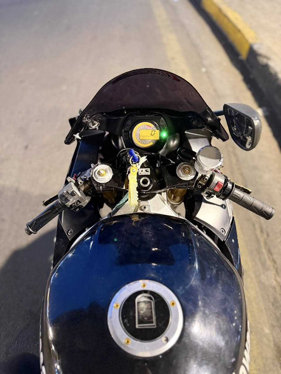 سلام عليكم
كاوسكي 2004
الدراجة مكفولة كفالة عامة ماعدة التانكي مصبوغ اسود للجمالية لا اكثر
الباقي مكفول للاستفسار عنواني مدينة صدر
***********
