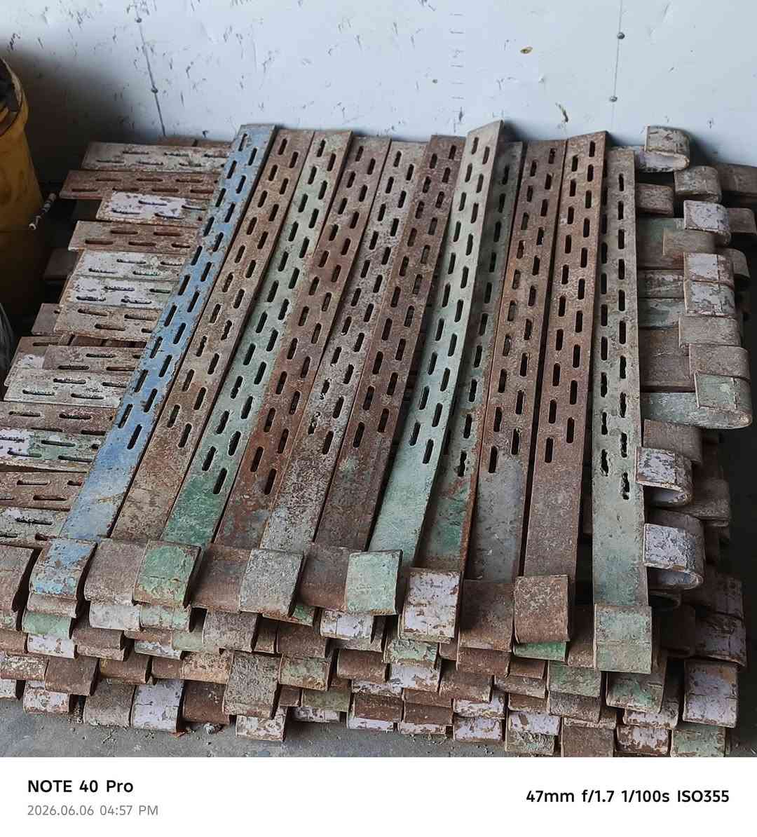 سلام عليكم اخوان جكات4 متر و فخات رباعيه و دنك حديد طول4 متر والقطر70 للبيع العنوان بصره للستفسار ***********//***********
