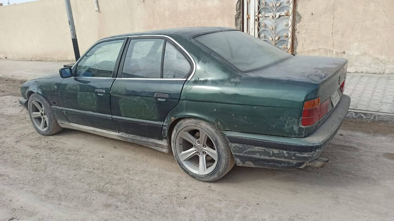 بي ام 525
سياره بيها كاكزت 
حداديه اماميه وخلفيه شرط 
اكسنها 23
كير ومحرك كفاله ما عده بيها كاكزت 
سياره نضيفه يردالها بس صبغ وبعض التعديلات 
اصل 25 بليته وسنويه 
تايرات تعبانه اشويه 
كشنات كهرباء 
سعر 37 وبيها مجال 
مكاني السماوه 
الرقم ***********
