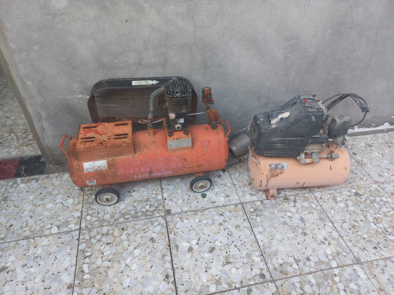 كمبريسر صبغ عدد 2
الصغير شغال عوزه بس صونده 

والكبير يرادلة ماطور فقط


**إذا كنت صاحب هذا الإعلان وتريد حذفه لأي سبب، رجاءا أرسل رسالة إلى الدعم الفني**