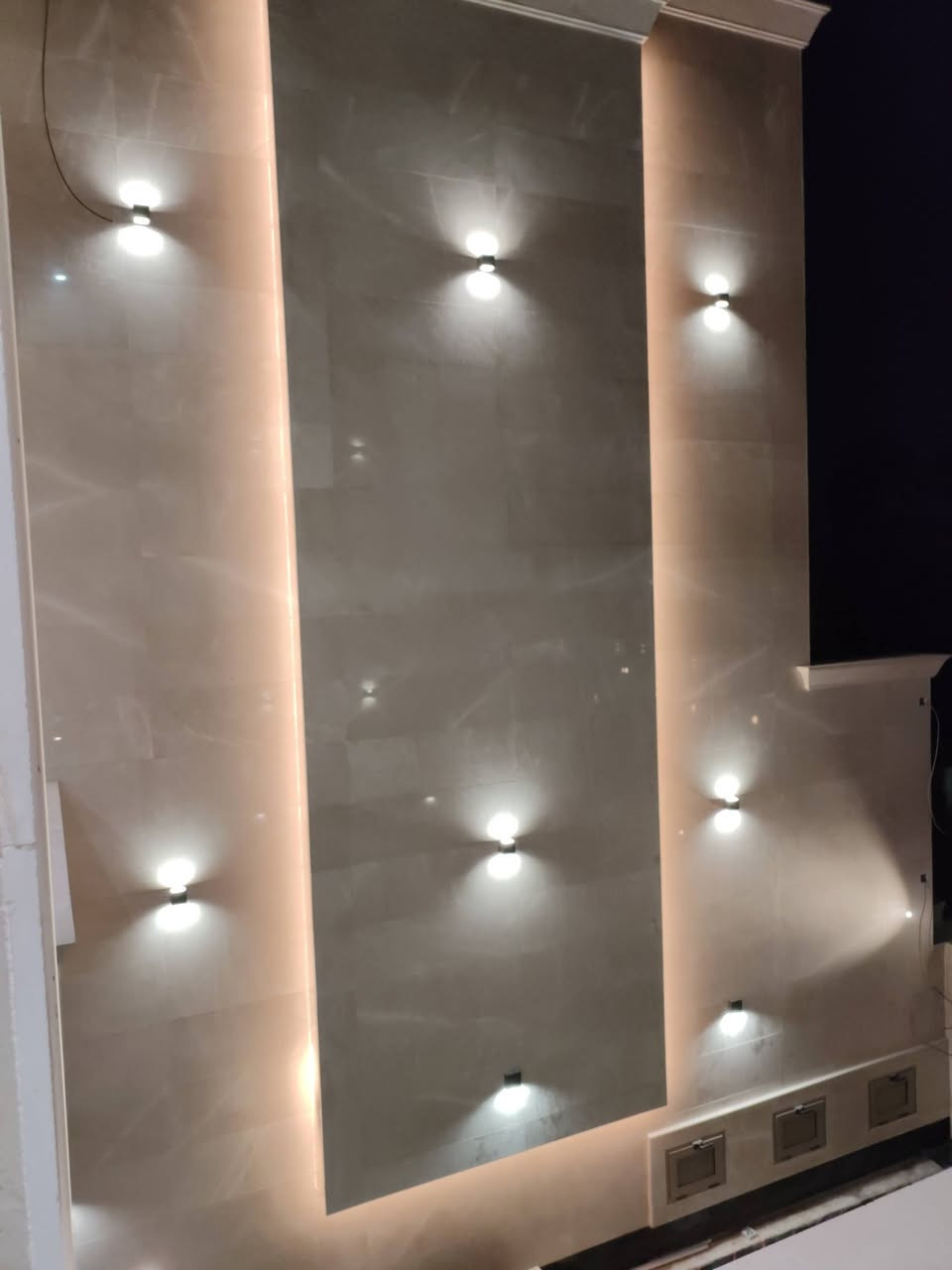 ⚡ تم تنفيذ وتم تقفيل الأعمال الكهربائية بالكامل ⚡
تم تقفيل منزل سكني عماري
📐 المساحة: 300م² ثلاث طوابق
وبمواصفات عالية وتنفيذ محسوب من الألف للياء.
العمل: بغداد/ اليرموك 

🛑 ملاحظة مهمة:
العمل يعتمد على الجودة والدقة وليس على السعر، لأن الكهرباء أمان وعمر مو مجرد تكلفة.

🏠 يتكون المنزل من:
6 غرف
3 صالات
3 مطابخ
🔌 تفاصيل العمل:
سويتشات أصلية Next Light
إنارة Next Light / أوبل (Opel) /  رندة Thomas /Randaتوماس 
سبالت عدد 13
مالتي سويتش ( 8 خط ) عدد 2 بواقع 16 ريسيفر
منظومة كاميرات مراقبة عدد 16 كاميرا
منظومة انتركم عدد 3
شبكة إنترنت ونقاط داتا موزعة بدقة حسب الاستخدام
💪 تنفيذ العمل بواسطة كادر الماستر لتأسيسات كهربائية وبوردات السيطرة
✔️ شغل عماري مو تجاري
✔️ توزيع أحمال مدروس
✔️ ترتيب، نظافة، وتسليم بدون ملاحظات
📞 للتنفيذ والاستفسار 
***********
إذا تريد كهرباء تعيش وياك سنين بدون مشاكل
لا تدور هواي… هذا عنوانها ⚡💪
اللي يريد الأرخص… مو إحنا
واللي يريد الصح… إحنا عنوانه ⚡💪
