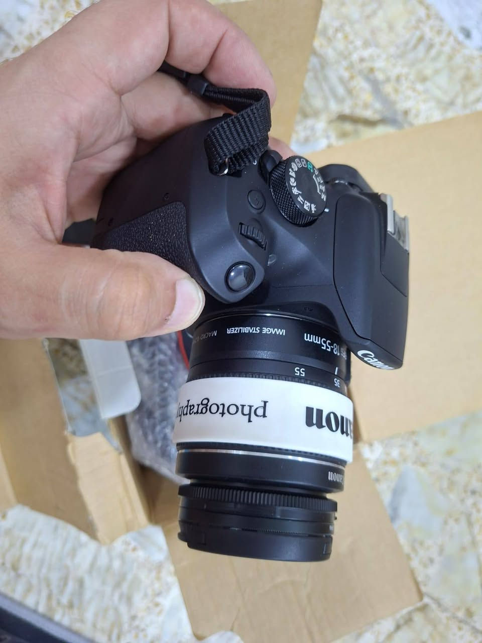 كاميرا Canon EOS 1300D DSLR (عدسة 18-55) جديده استخدام مرتين فقط والكاميرا اتصال Wi-Fi و NFC للمشاركة السريعة، وتتميز بنطاق ISO 100-6400 (يصل إلى 12800) للتصوير في الإضاءة المنخفضة.
• المستشعر: 18 ميجابكسل من نوع CMOS APS-C.
• معالج الصور: DIGIC 4+.
• الفيديو: تصوير سينمائي بدقة Full HD 1080p.
• نظام التركيز: 9 نقاط تركيز بؤري تلقائي.
• الشاشة: شاشة LCD بحجم 3 بوصات وبدقة 920,000 نقطة.
• الاتصال: مزودة بـ Wi-Fi و NFC لنقل الصور والتحكم بالكاميرا عن بعد.

مع جميع ملحقاتها بالكارتونه شاحنه وبطاريه ورام 32 گيگا سعرها 300 الف مع خدمه التوصيل المجاني لجميع المحافظات


**إذا كنت صاحب هذا الإعلان وتريد حذفه لأي سبب، رجاءا أرسل رسالة إلى الدعم الفني**