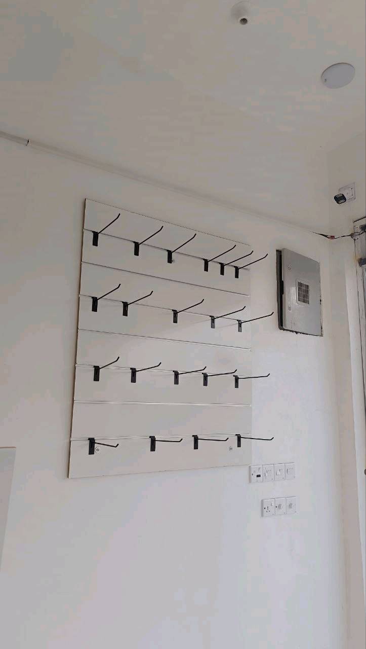 فاترينات mdf تركي مستخدم
القياسات
5 فاترينات متر * 3 
4 فاترينات 80 * 3 
فاترينة وحدة متر و20 *3 
ميز امامي 90 * 3 و 10 
مع قواطعه ومجراته كامل

فاترينات تعليگ
عدد 2 
70*60
متر * 70 
لوح جداري تعليك 120*متر

كوت الخاجية ***********
سعرهن 1750 وبيه مجال