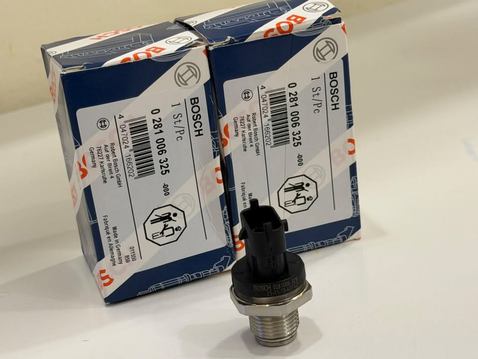 حساس ضغط وقود المسطرة (Fuel Rail Pressure Sensor) أصلي 100% من شركة BOSCH الألمانية يركب الحساس على شاحنات إيفيكو التي تعمل بمكائن Tector و NEF بنظام الكومن ريل (Common Rail)، وتحديداً الطرازات التالية:
 شاحنات إيفيكو يوروكارجو (Iveco EuroCargo) بمختلف الموديلات.
 شاحنات إيفيكو تيكتور (Iveco Tector) (سواء المكائن 4 سلندر أو 6 سلندر).
 رموز المحركات المتوافقة: (F4AE0481 / F4AE3481 / F4AE3681). السعر 30 الف  للقطعه***********

