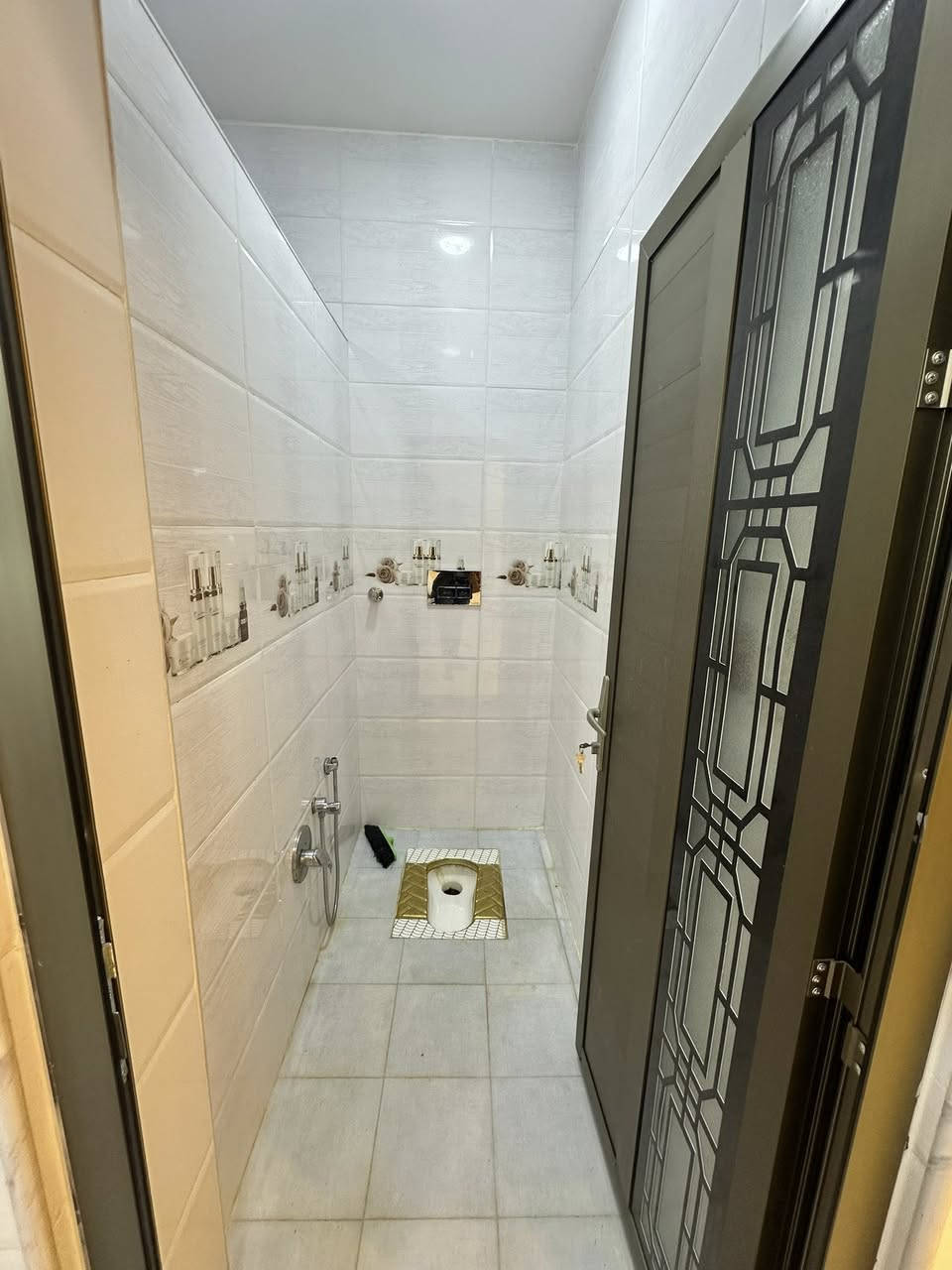 السلام عليكم
بيت في الكوت منطقه العامري خلف سكله المرتضى  مساحه ٢٠٠ متر يحتوي على غرفتين وصاله وصحيات داخلي وخارجي ومطبخ وستقبال  خريطه جميله جداً بناء حديث  عقد ٢٥ قابل للتطويب  للتواصل *********** او *********** مكلف بالنشر اتصال فقط
