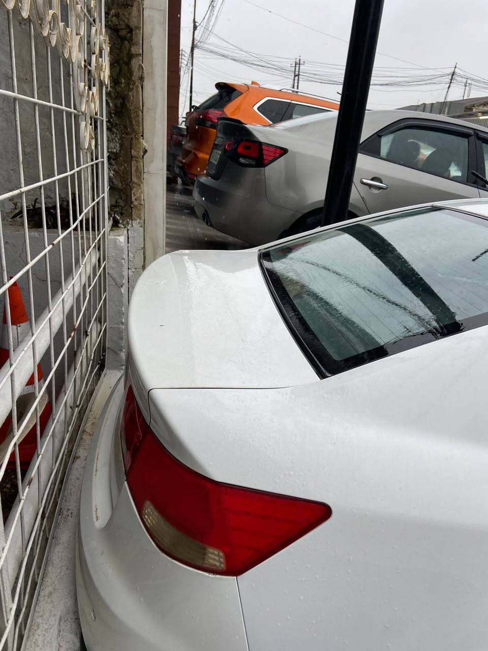 السلام عليكم كيا سيراتو موديل 2013 وارد خليجي لون ابيض 
محرك 16 فقط مبدل گاز كيت 
 تخم تاير جديد 
بطاريه جديده 
 
وكاله تحويل بشرط 

المواصفات 
1- شاشه ايباد 
2- تحكمات ستيرن 
3- مري شفط 
4- كير توماتيك 6سرعات
5- يدات نيكل 
6- شفتات سرعه  
7- كشاف ضباب امامي 
8- ويل كب اسود (المرغوب) 

السعر 110 بيه مجال 

الاتصال 
***********
***********
