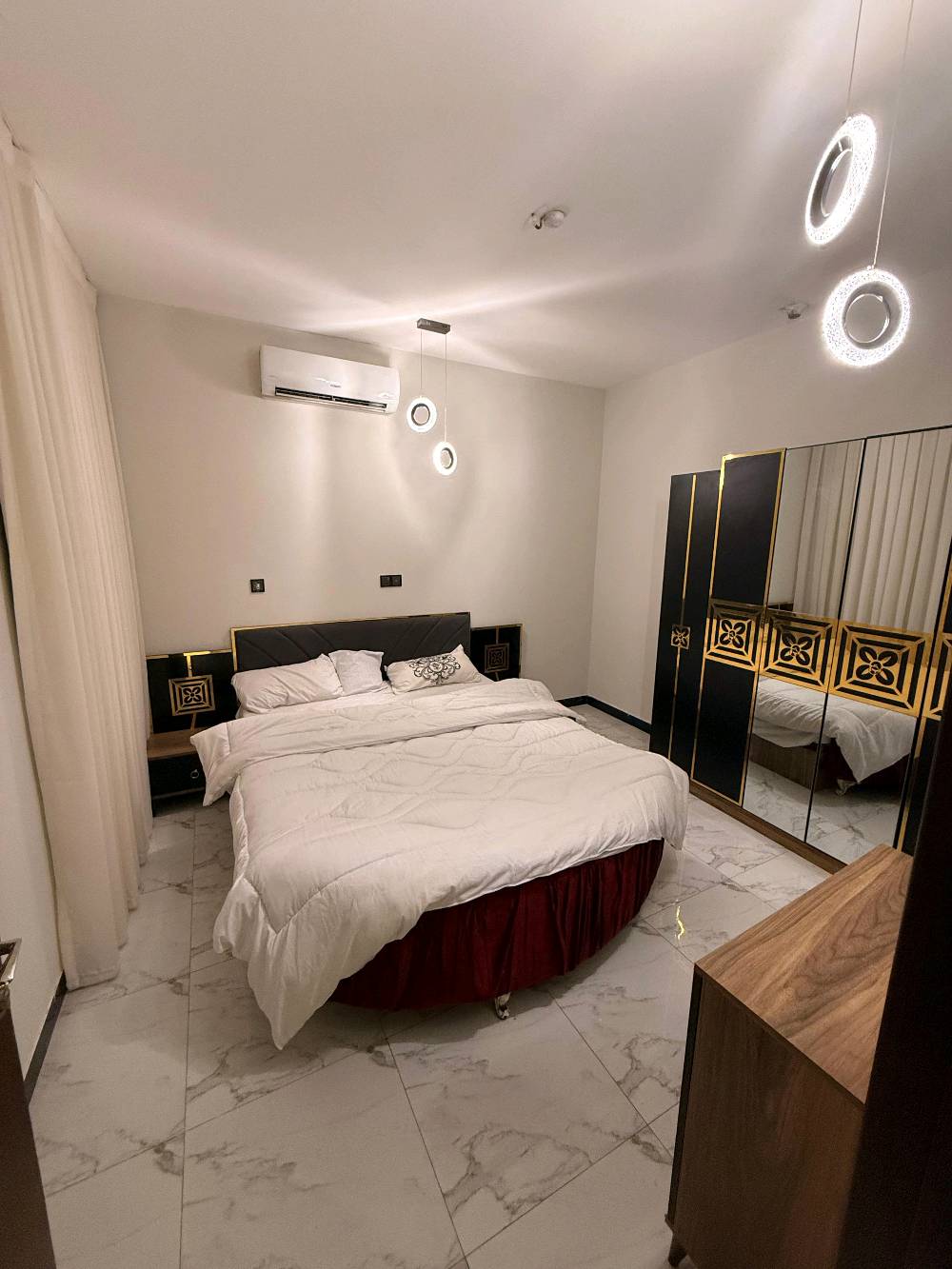 🏡 فرصة مميزة للإيجار في قلب المنصور – حي المتنبي

شقة أنيقة ومؤثثة بالكامل، طابق ثاني، جاهزة للسكن فورًا 🌟
تم اختيار الأثاث من أجود الأنواع ليوفّر لك الراحة والذوق الرفيع.

مواصفات الشقة:
✔️ صالة كبيرة وواسعة
✔️ مطبخ متكامل
✔️ غرفتا نوم مريحتان
✔️ خدمات صحية
✔️ موقع هادئ ومميز

📍 المنصور – حي المتنبي
خيار مثالي للعائلات أو الباحثين عن السكن الراقي.

📞 للاستفسار والتفاصيل أكثر:***********

‎#عقارات #المنصور #شقة_مؤثثة #بغداد
